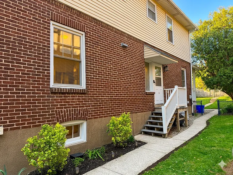 1107 W Broad St #2 — Photo 3