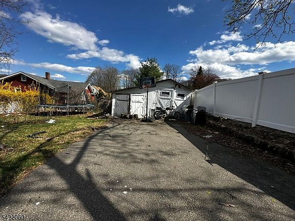 5th image of 126 Bartholdi Ave