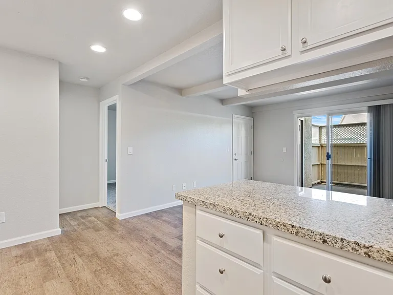 Live Oak Apartments — Photo 18