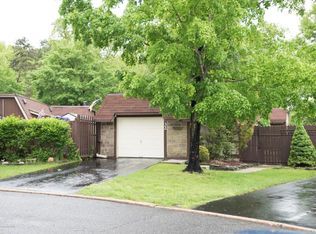 32 Blue Jay Ct, Howell, NJ 07731