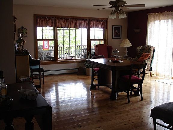 dining room w/door to deck