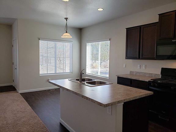 Eat-in-kitchen with central island