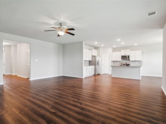 4th image of 332 Lakeshore Village Dr E