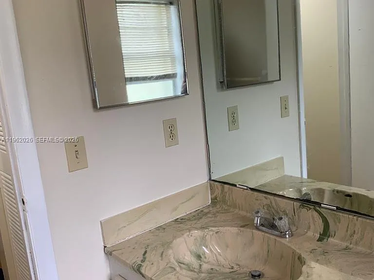 335 W Laurel Dr #1M — Photo 10