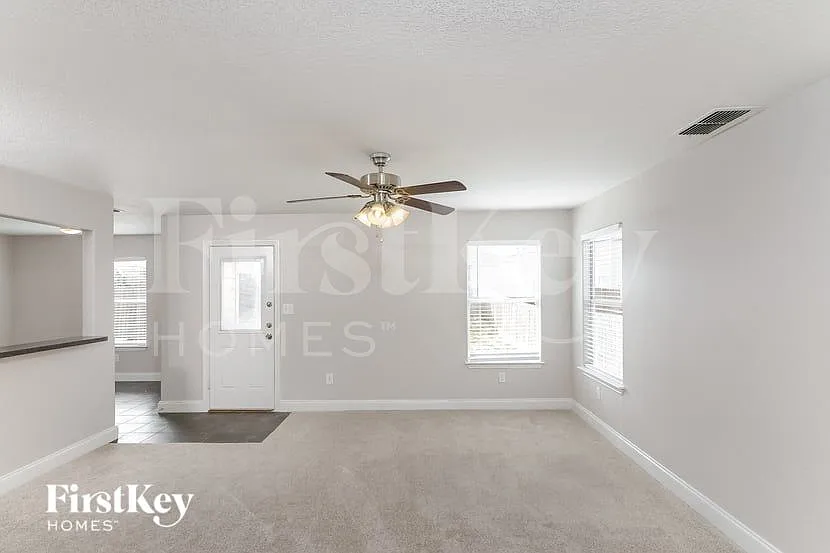 3 bed, 2.5 bath, 1569 sqft, $1,695 — Photo 3