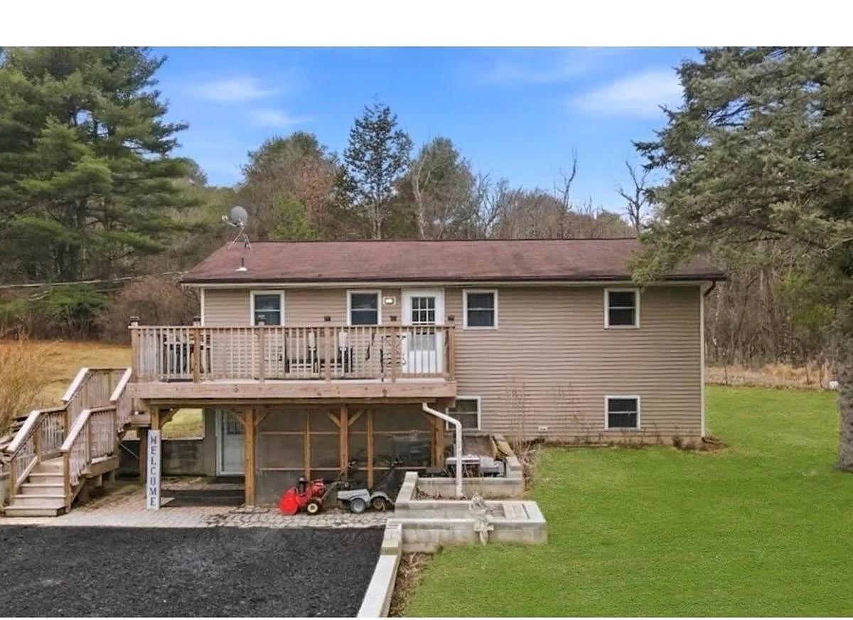 929 Gilbert Rd photo 1