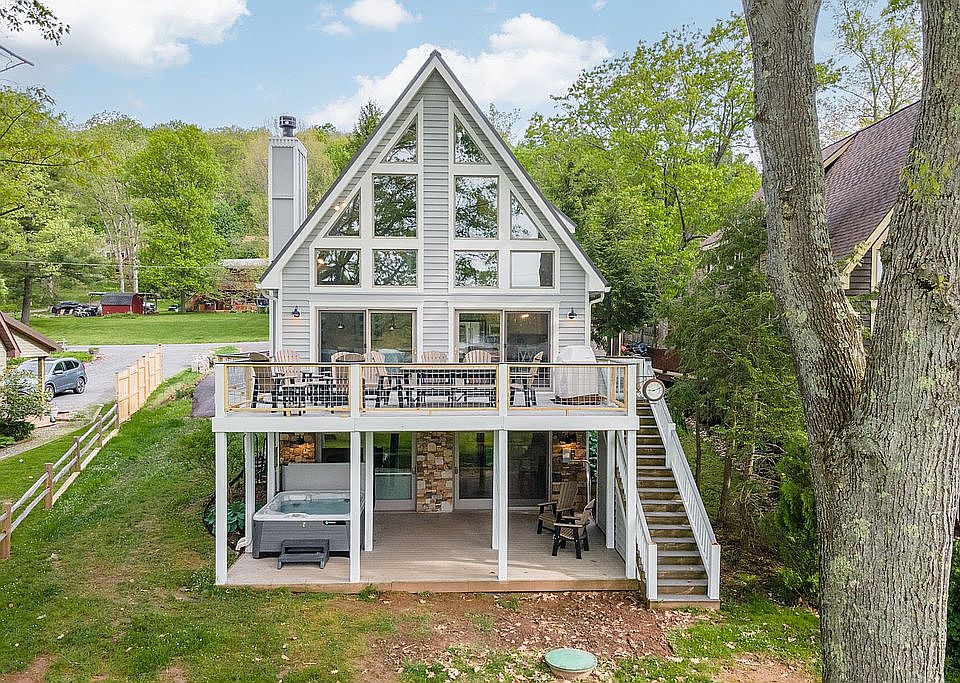 2nd image of 364 Glen Cove Rd #B