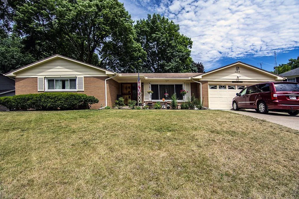 1177 Echo Dr photo 1