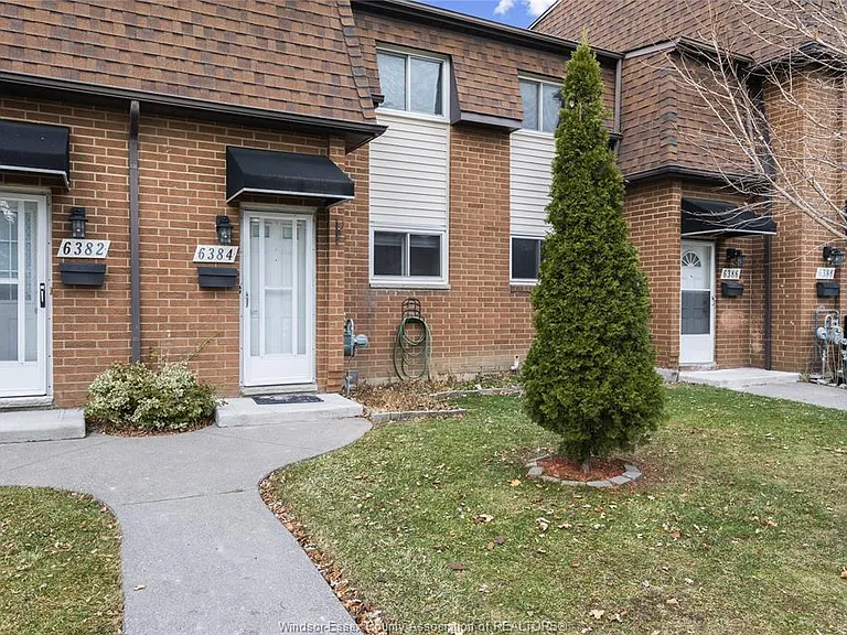 6384 Thornberry Cres — Photo 3
