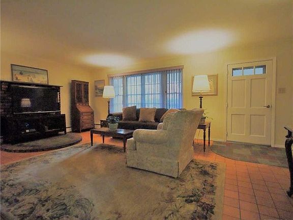 3rd image of 10 Burgess Ln