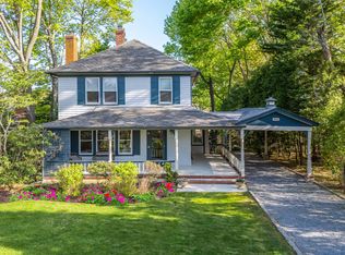 910 New Suffolk Ave, Mattituck, NY 11952