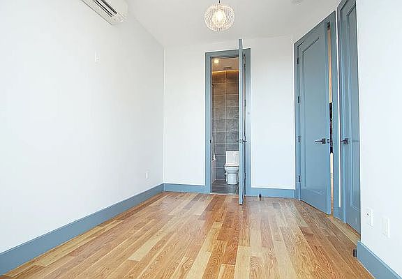 4th image of 376 Bedford Ave