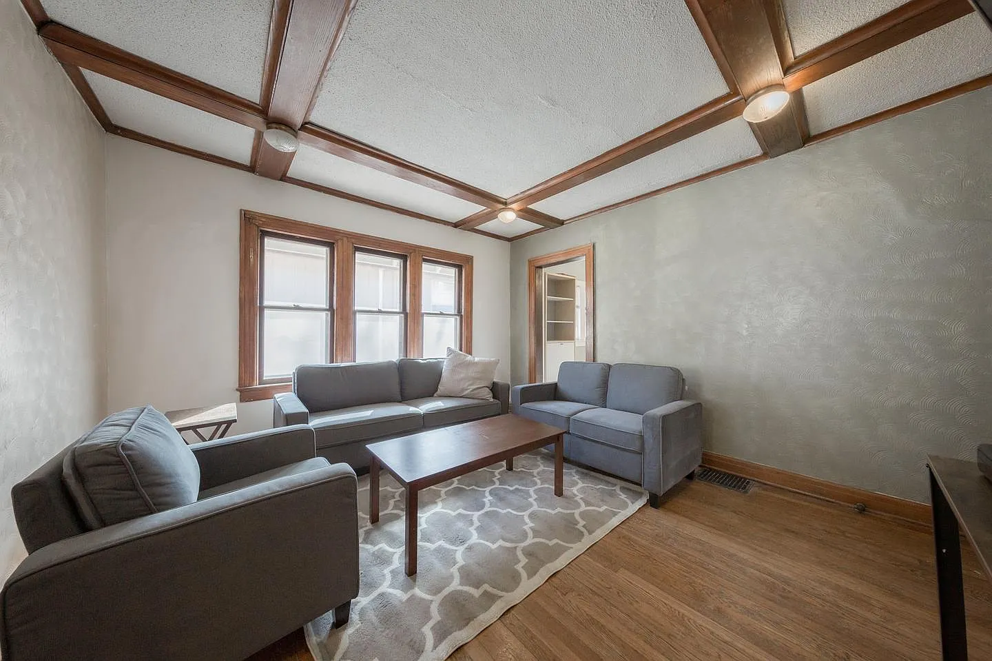 Elegant Kansas City home near The Plaza with classic charm — Photo 1