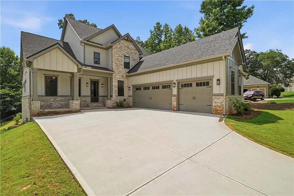 5 bed, 3.5 bath, 4656 sqft, $3,999 — Photo 1