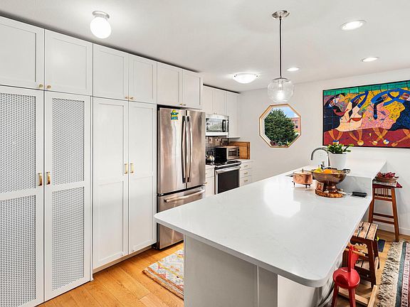 3rd image of 215 14th Ave E APT 301
