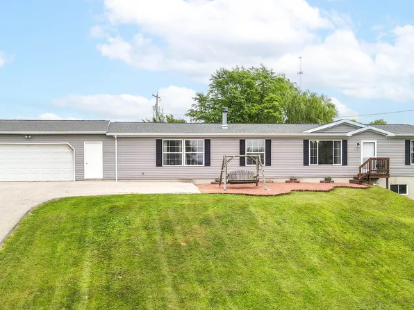 1757 Cedarview Dr, Saint Cloud, WI 53079