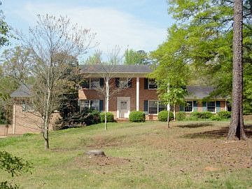 2nd image of 200 Pinewood Cir