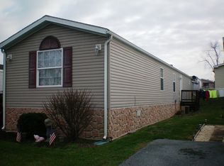 37 N Green Acres Cir, Akron, PA 17501