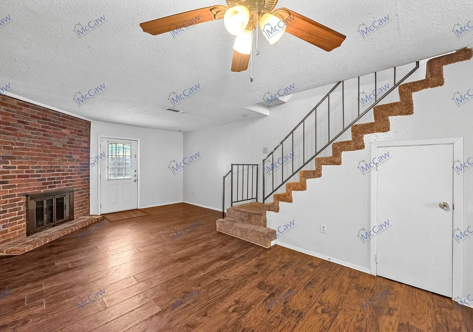 Great 2 Bed/Bath1.5 Townhome in Dallas! — Photo 2