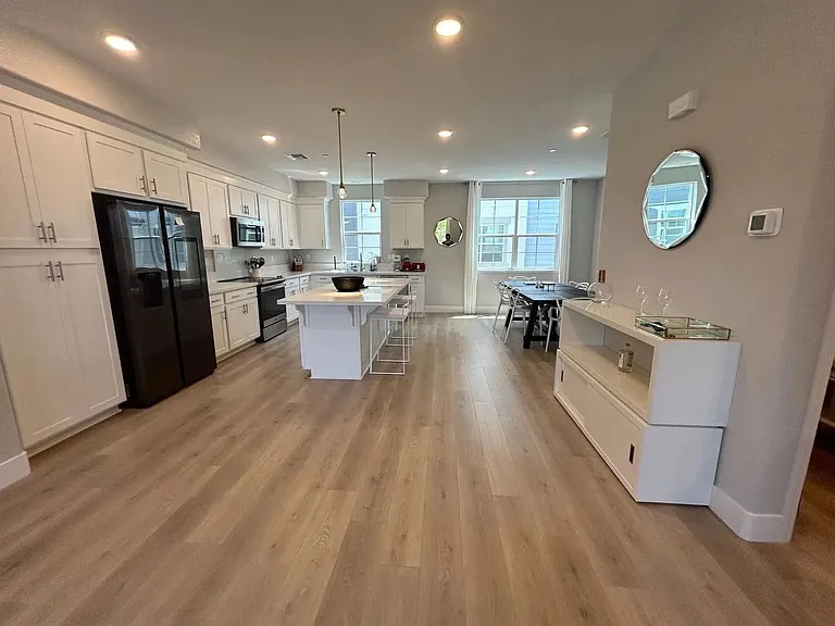 Open floor plan between kitchen and dining area