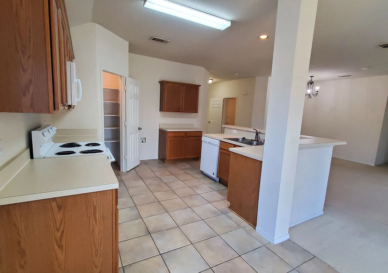 Great Home Ready Now! — Photo 3