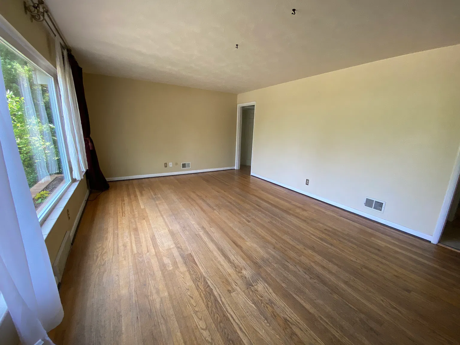 4 bed, 1452 sqft, $4,800 — Photo 2