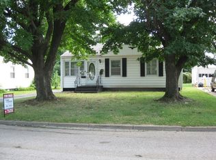 917 Smith St, Carmi, IL 62821