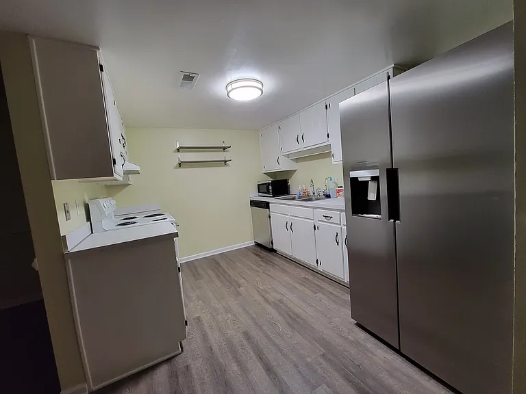 411 Hustings Ln #C — Photo 2