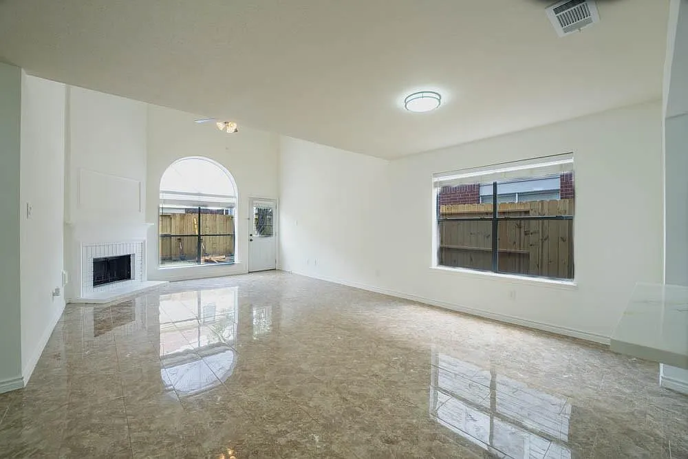 3 bed, 2.5 bath, 1953 sqft, $2,300 — Photo 3