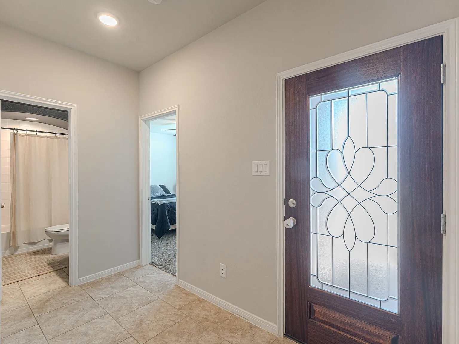 4 bed, 2.0 bath, 2086 sqft, $2,600 — Photo 4
