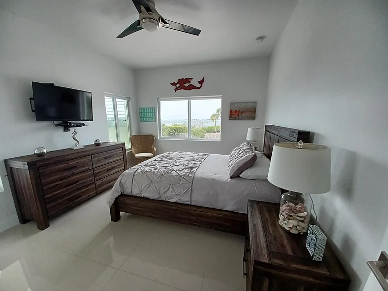 2ND floor Queen bed