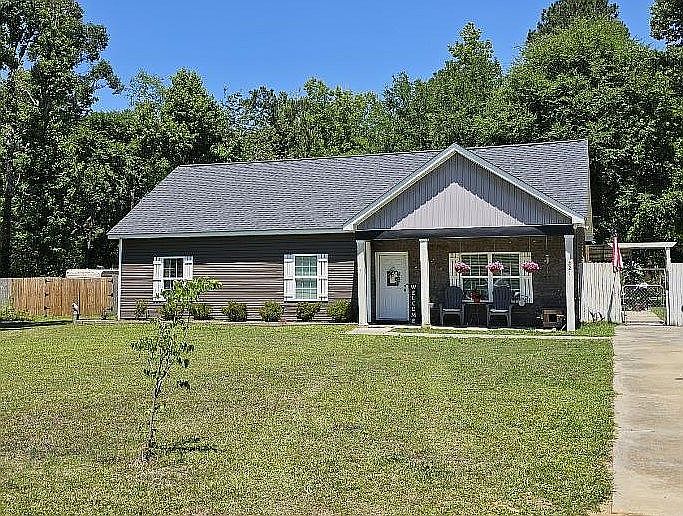 1st image of 221 Live Oak Dr