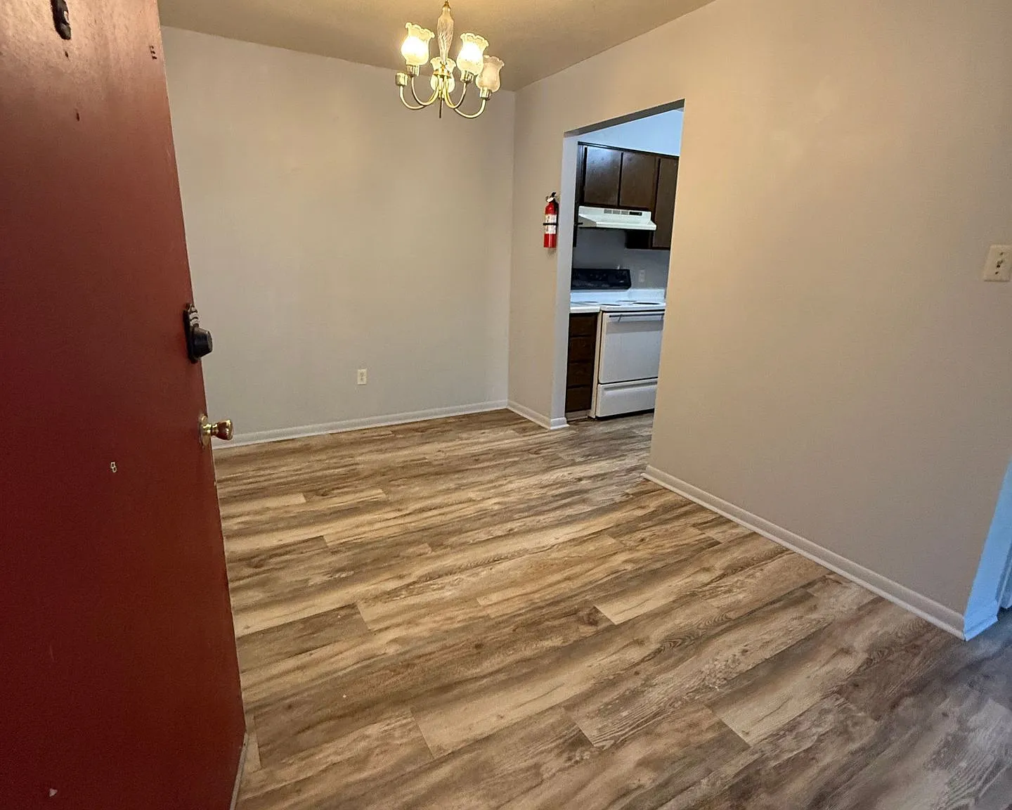 Colonial Apartments — Photo 4