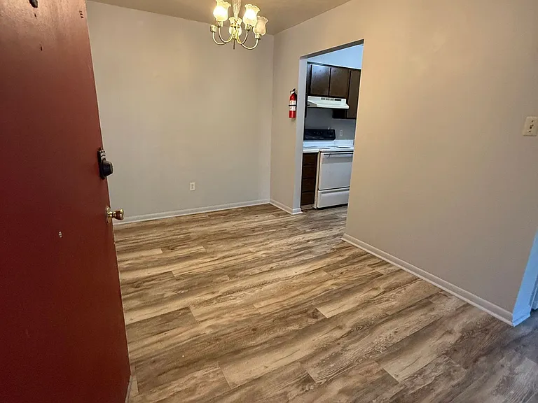 Colonial Apartments — Photo 4