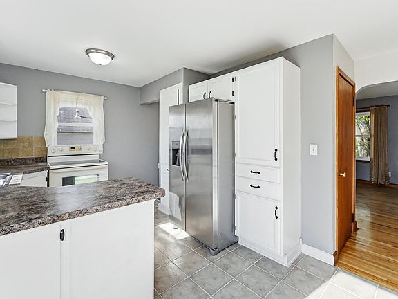 3rd image of 1006 10th Ave NW
