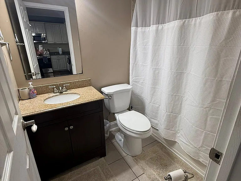 Main Bathroom with tub