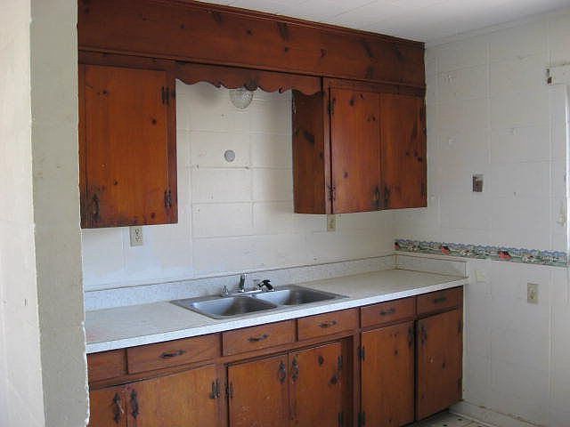 2nd image of 715 W Hinton Ave