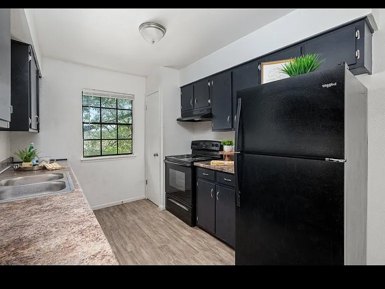 706 E Borden St #3 — Photo 6
