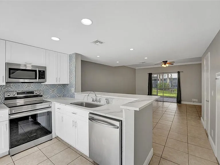 55 SW 3rd St — Photo 3