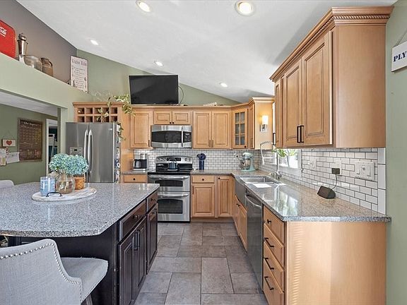 3rd image of 13 Eel River Cir