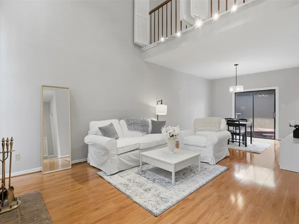 701 Bering Dr APT 102, Houston, TX 77057