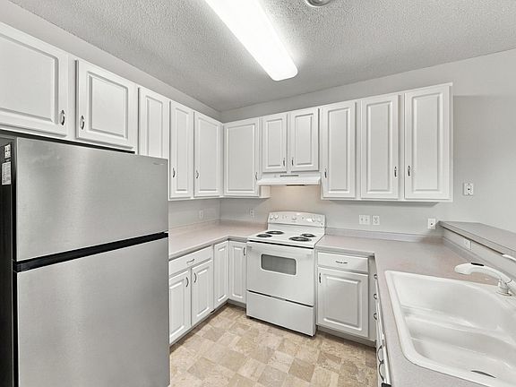 5th image of 556 Willoughby Way W