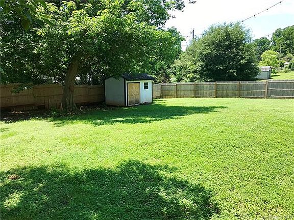 4th image of 2520 Boundary St