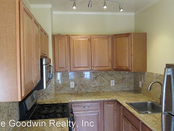 2nd image of 3130 Broderick St #203