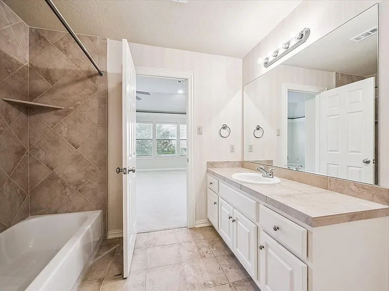 2210 Bywater Dr — Photo 43