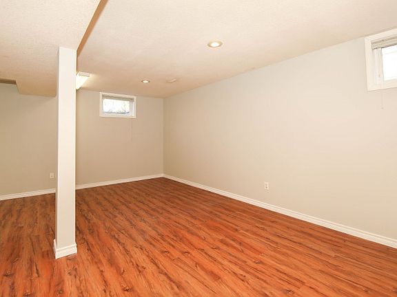 4th image of 22 45 Street Cres