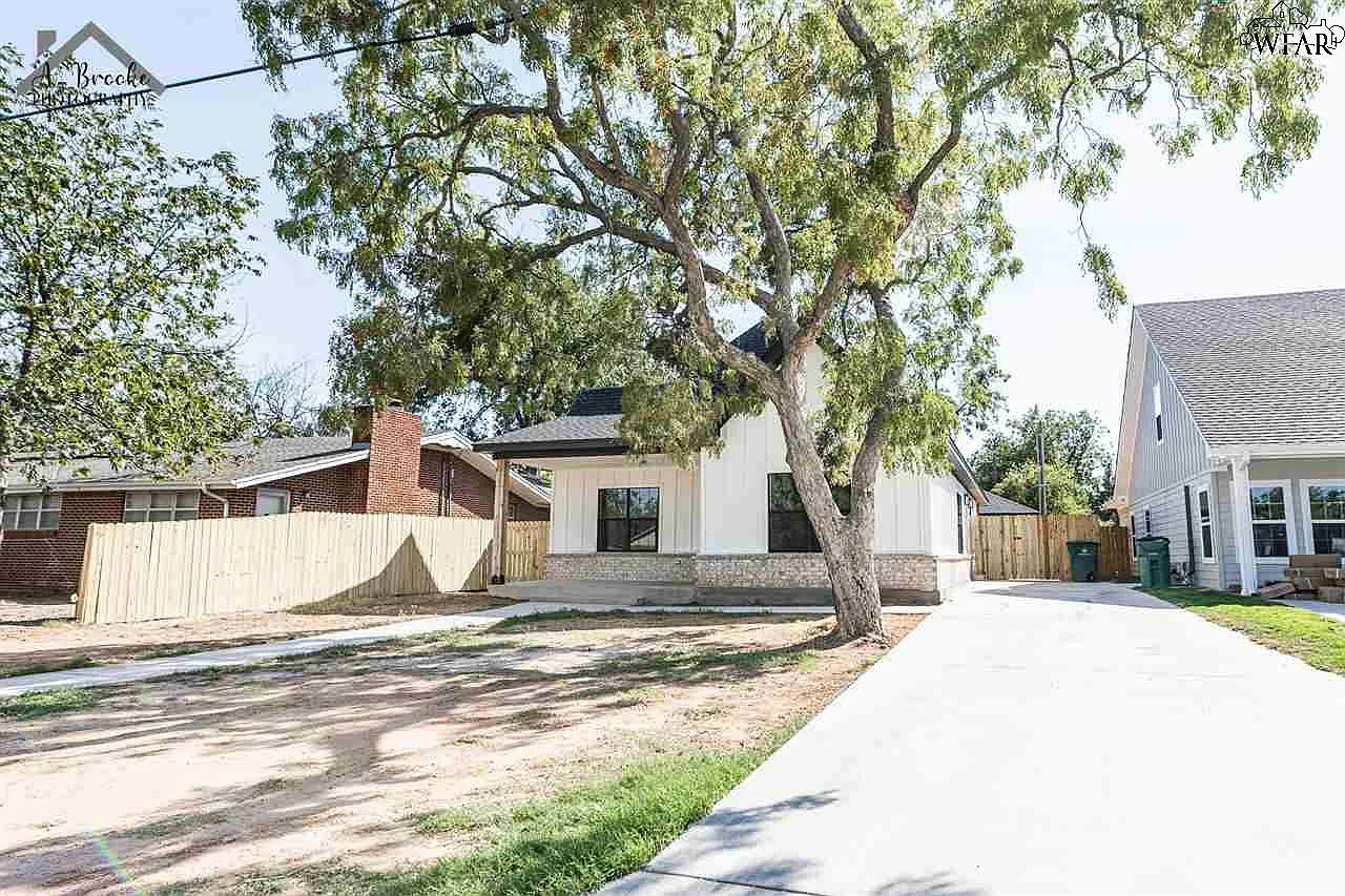 3 bed, 2.0 bath, 1754 sqft, $2,800 — Photo 2