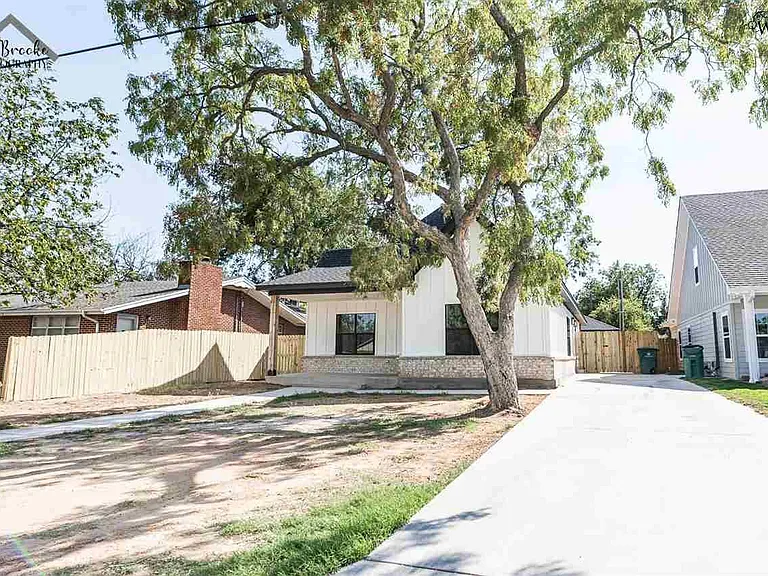 103 W Aldine St — Photo 2