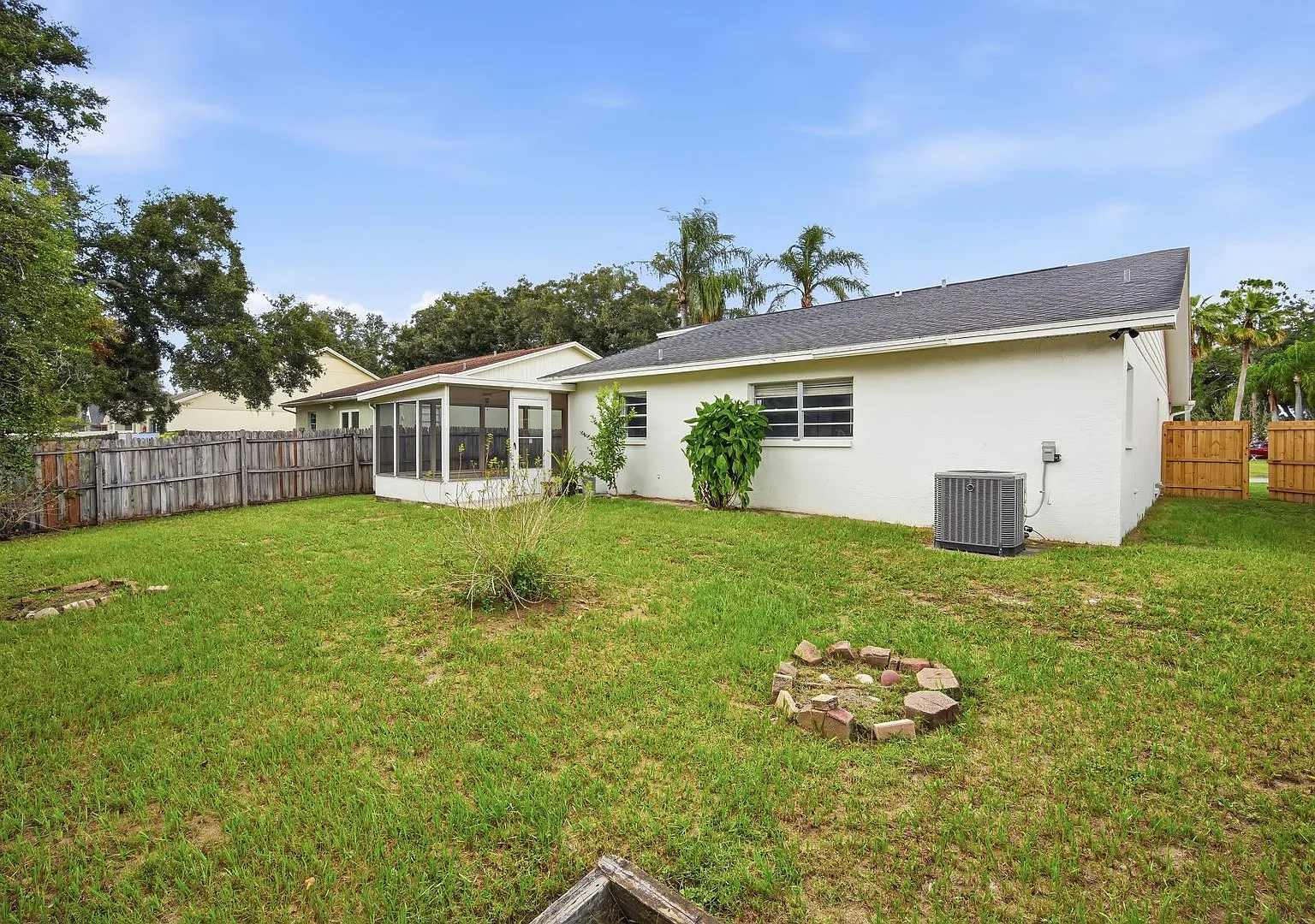Spacious 2-Bedroom Home with Office/Den, Screened Lanai & Large Fenced Backyard — Photo 4