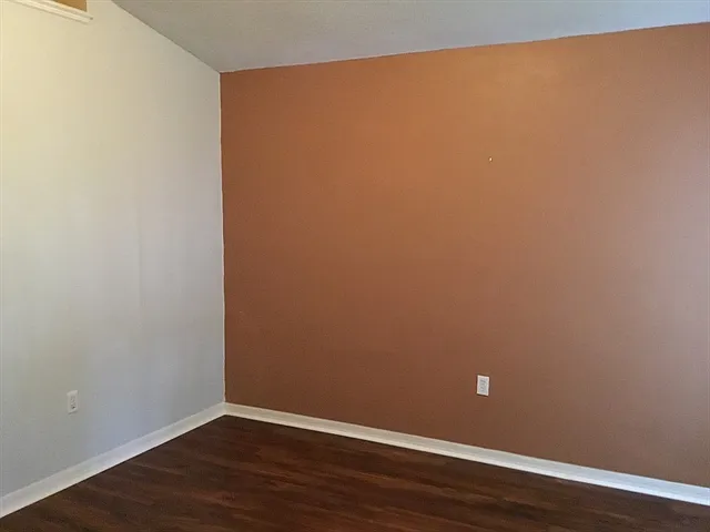 3 bed, 2.0 bath, 1392 sqft, $2,330 — Photo 4